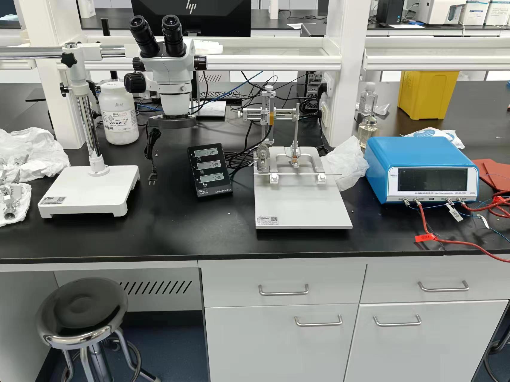 华西医院-标准型数显脑立体定位仪、双通道体温维持仪、体式显微镜安装完成 